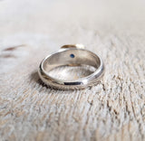 Ring with a cabochon sapphire made with 925 silver and 22 kt gold
