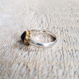 Ring in 925 silver and 22 kt gold with a cabochon sapphire