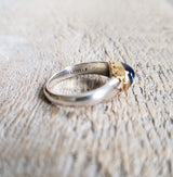 Ring in 925 silver and 22 kt gold with a cabochon sapphire