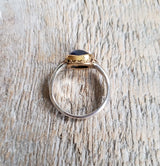 Ring in 925 silver and 22 kt gold with a cabochon sapphire