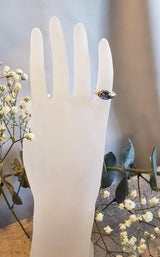 Ring in 925 silver and 22 kt gold with a cabochon sapphire