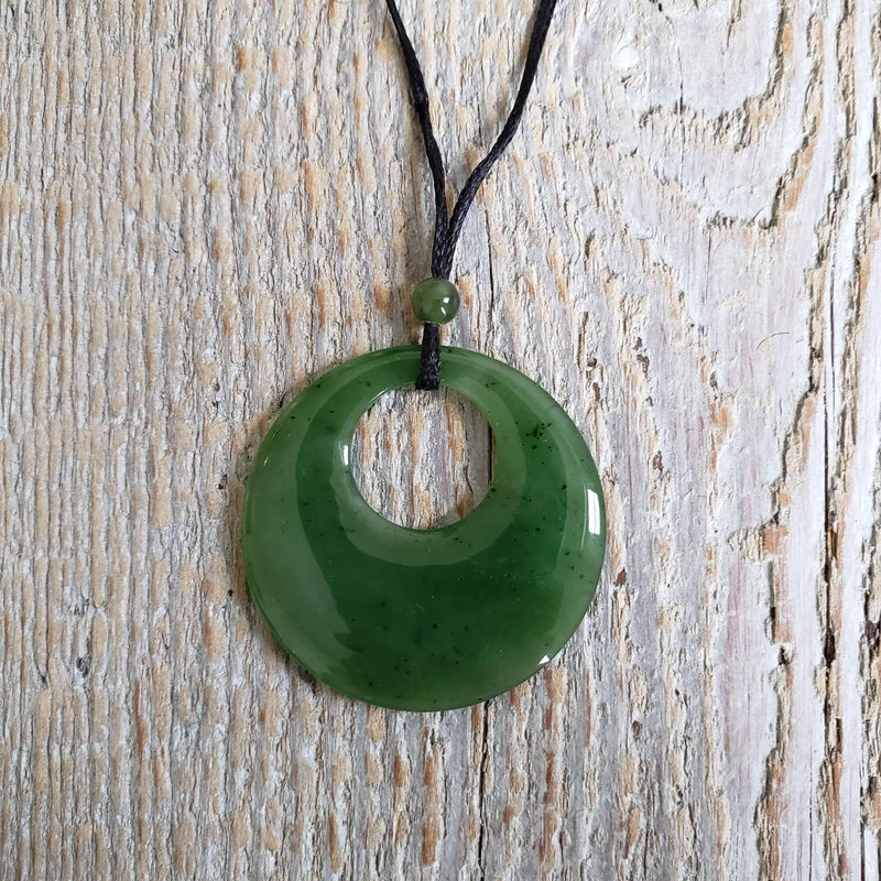 Collier avec pendentif de jade néphrite ''Cercle de la vie"