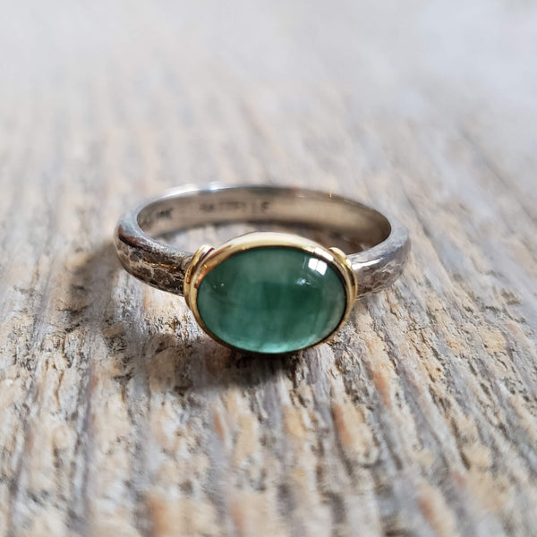 Ring with cabochon emerald made with 925 silver and 18 kt gold
