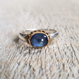 Ring in 925 silver and 22 kt gold with a cabochon sapphire